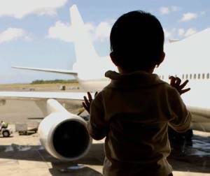 Monasky-child-plane