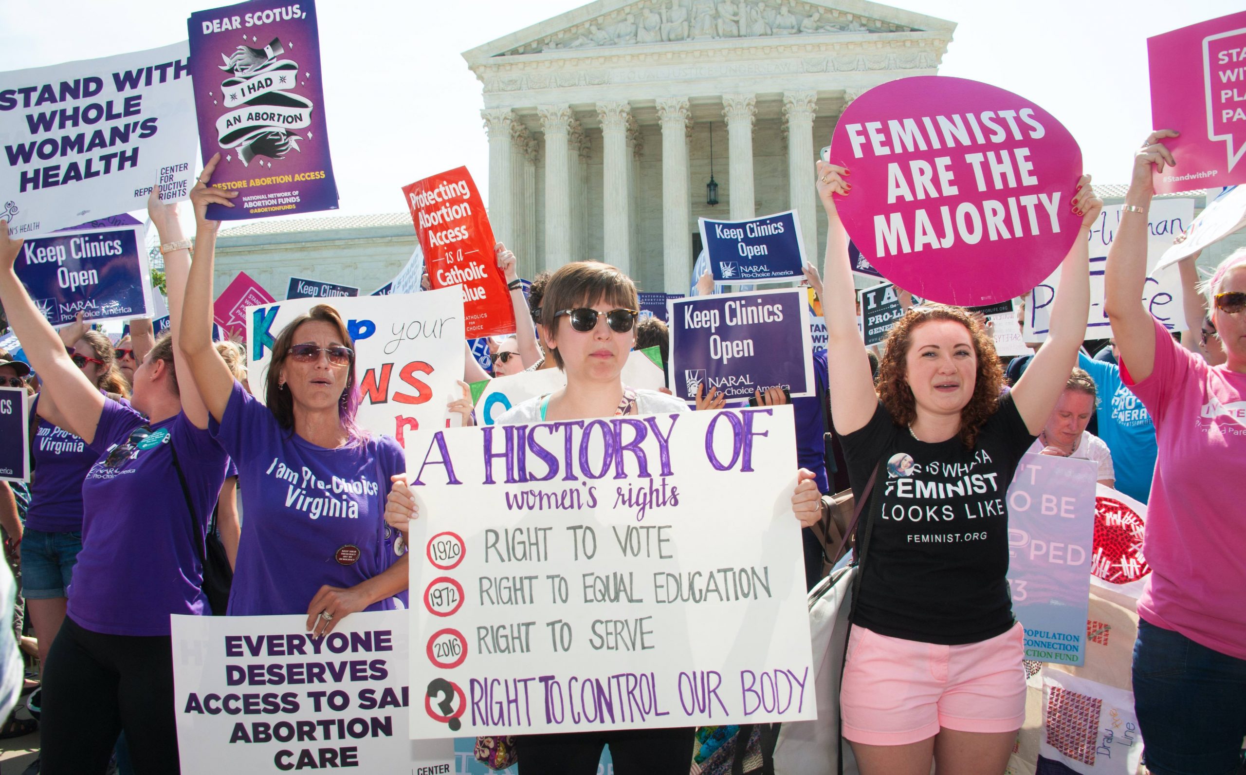 جمع کثیری از زنان که علائم حمایت از سقط جنین را در مقابل دادگاه عالی در دست داشتند