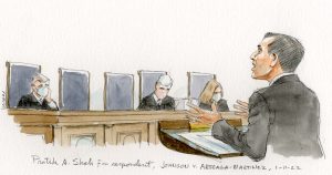 مردی که در حضور سه قاضی مجادله می کند.  دو صندلی روی نیمکت خالی است و قاضی گورسوچ ماسک نمی زند.