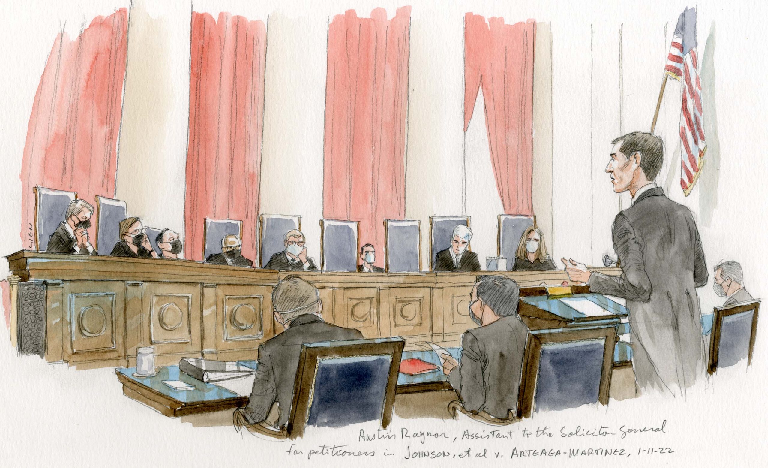 مردی در محل سخنرانی در حال بحث و جدل در مقابل یک نیمکت بدون دو قاضی.  قاضی گورسوچ ماسک نمی زند.