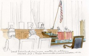 دو نفر کنار یک تریبون خالی در مقابل سه قاضی روی نیمکت می نشینند