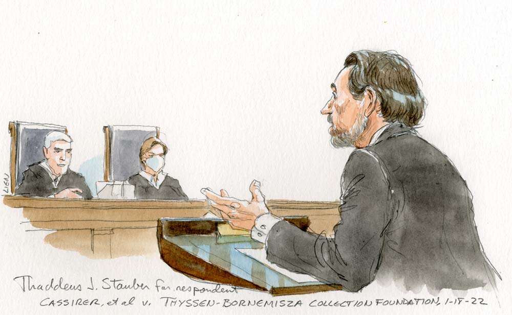 مردی در مقابل قاضیان گورسوچ و بارت پشت تریبون صحبت می کند