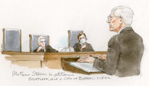 مردی که روی تریبون مقابل صندلی خالی صحبت می کند، قاضی گورسوچ بدون ماسک، و قاضی بارت با نقاب