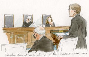 مردی پشت تریبون در مقابل دو قاضی صحبت می کند.  همکارش کنارش می نشیند.