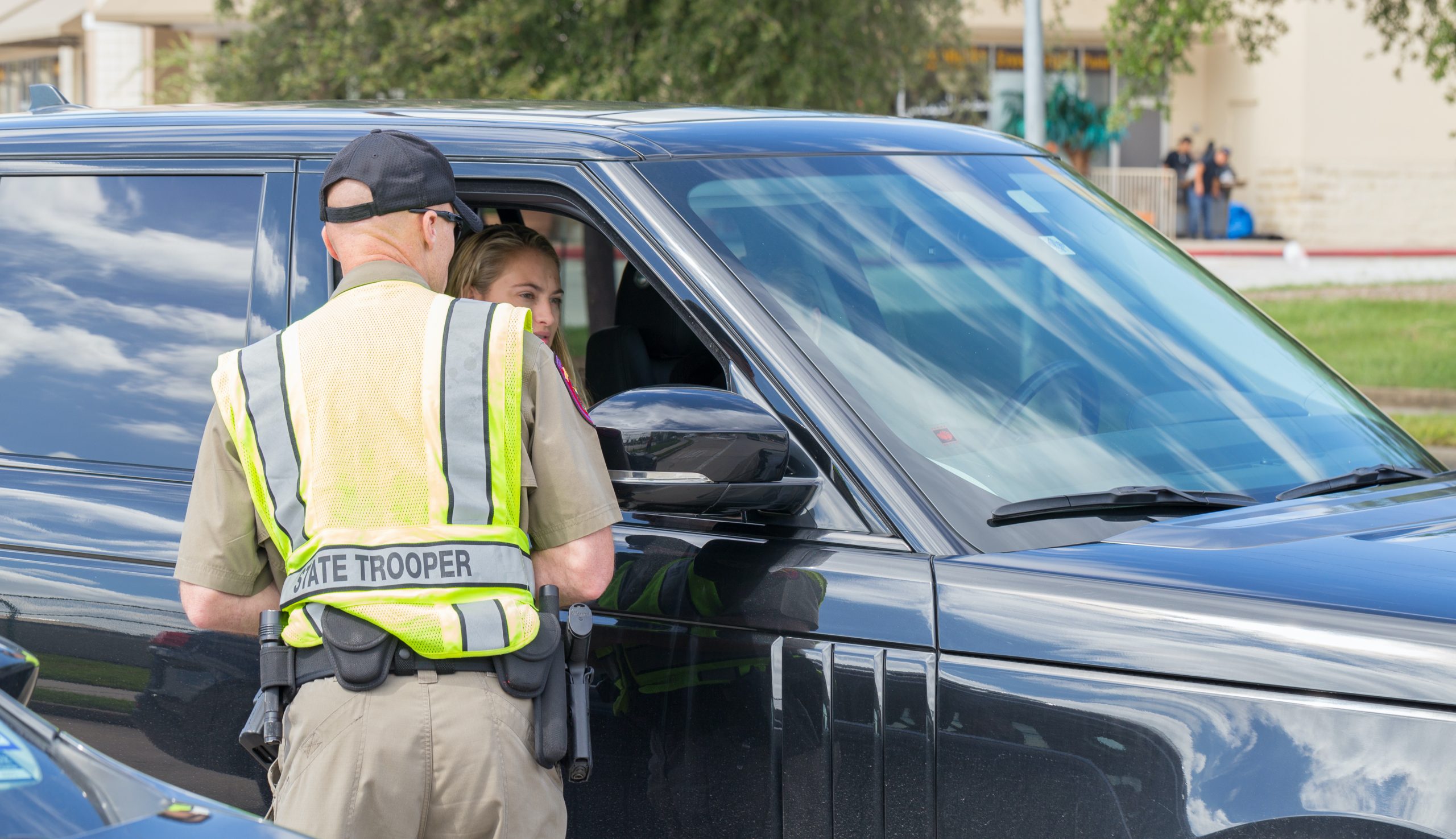 state trooper speaking to a woman at her car window