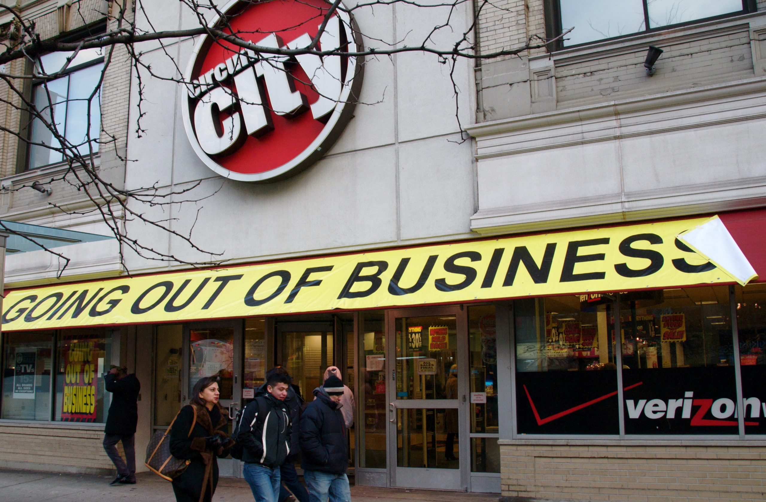 Circuit City store with "Going out of business" sign