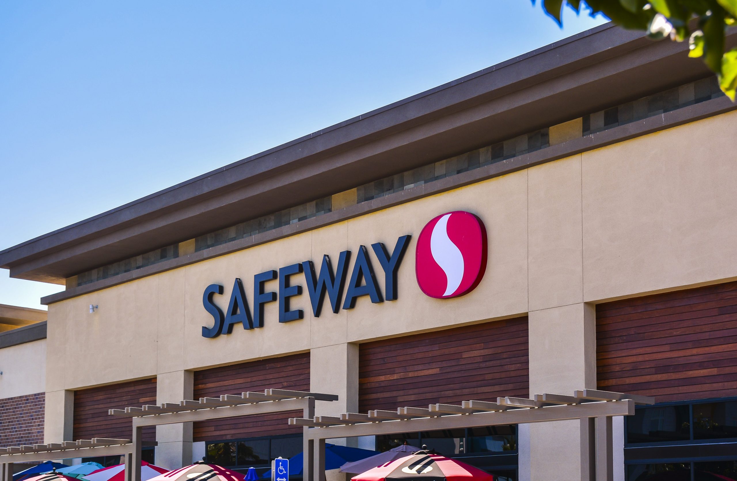 El exterior de una tienda Safeway con el nombre y el logotipo de la empresa.